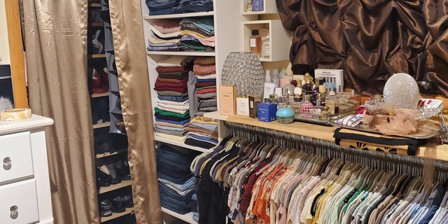 Poshmark banner for @sparklers